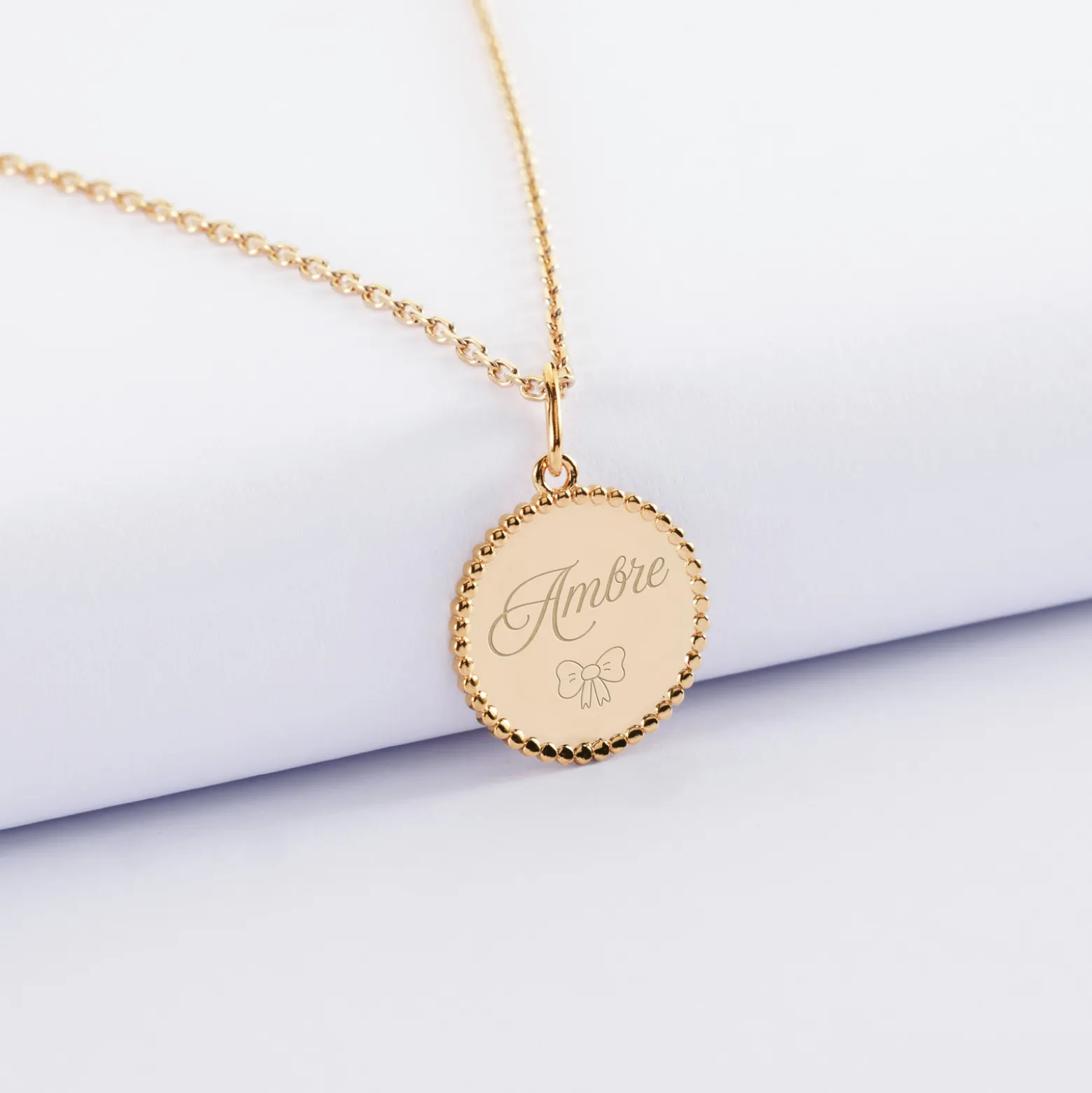 Pendentif enfant personnalisé médaille gravée plaqué or colombe texturée 14 mm