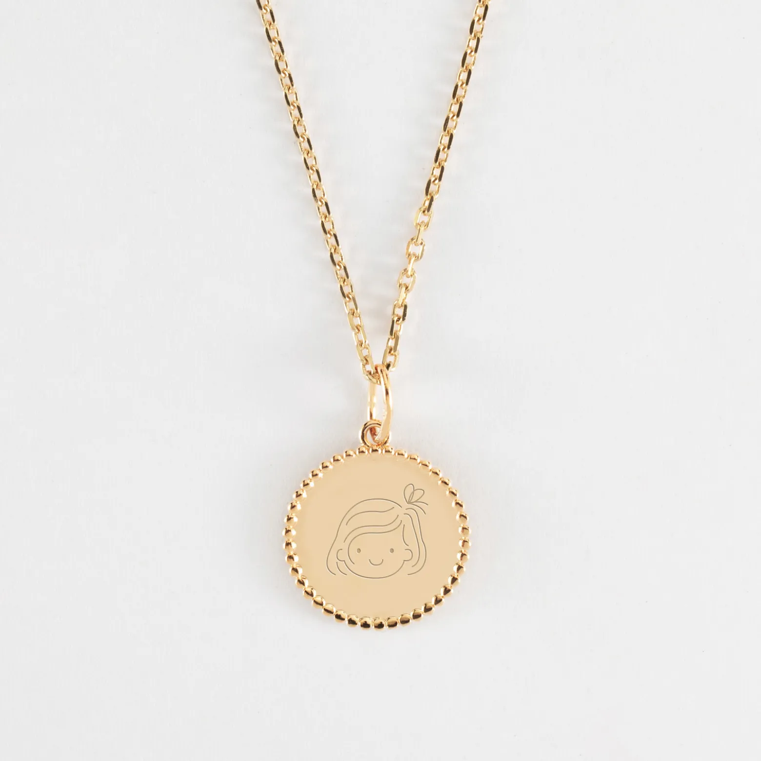 Pendentif enfant personnalisé médaille gravée plaqué or colombe texturée 14 mm