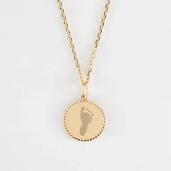 Pendentif enfant personnalisé médaille gravée plaqué or colombe texturée 14 mm