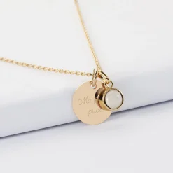 Pendentif enfant personnalisé médaille gravée plaqué or 15 mm et breloque pierre naturelle 8 mm