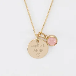 Pendentif enfant personnalisé médaille gravée plaqué or 15 mm et breloque pierre naturelle 8 mm
