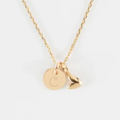 Pendentif enfant personnalisé médaille gravée plaqué or 10 mm et breloque petit coeur bombé 7 mm - HappyBulle x Atelier Wagram