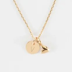 Pendentif enfant personnalisé médaille gravée plaqué or 10 mm et breloque petit coeur bombé 7 mm - HappyBulle x Atelier Wagram