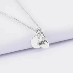 Pendentif enfant personnalisé médaille gravée argent 10 mm et breloque petit coeur bombé 7 mm - HappyBulle x Atelier Wagram