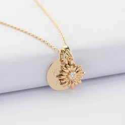 Pendentif enfant personnalisé médaille gravée plaqué or 15 mm et breloque marguerite scintillante 13 mm