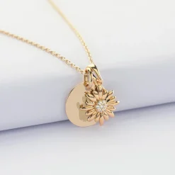 Pendentif enfant personnalisé médaille gravée plaqué or 15 mm et breloque marguerite scintillante 13 mm