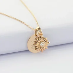 Pendentif enfant personnalisé médaille gravée plaqué or 15 mm et breloque marguerite scintillante 13 mm