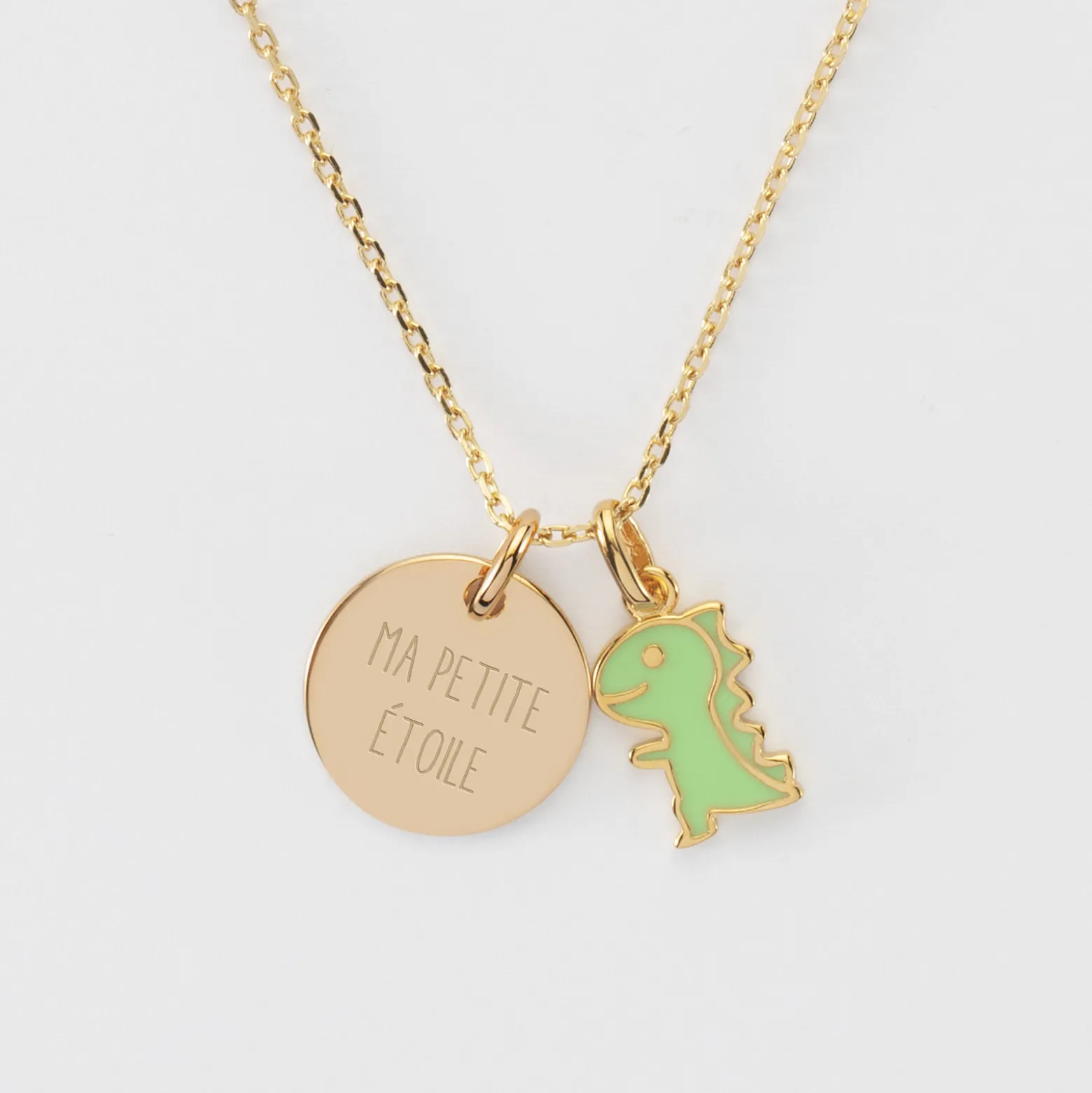 Pendentif enfant personnalisé médaille gravée plaqué or 15 mm et breloque email dinosaure 12 mm