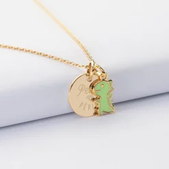 Pendentif enfant personnalisé médaille gravée plaqué or 15 mm et breloque email dinosaure 12 mm
