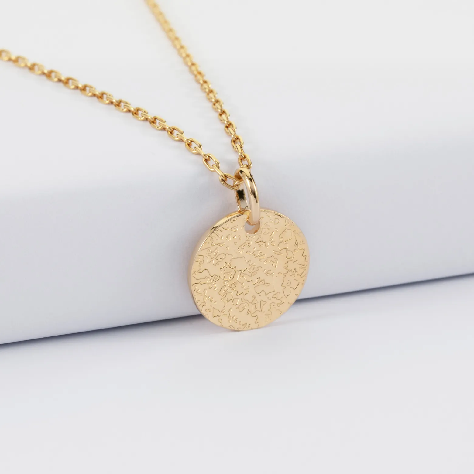 Pendentif enfant personnalisé médaille martelée gravée plaqué or 15 mm