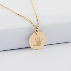 Pendentif enfant personnalisé médaille martelée gravée plaqué or 15 mm