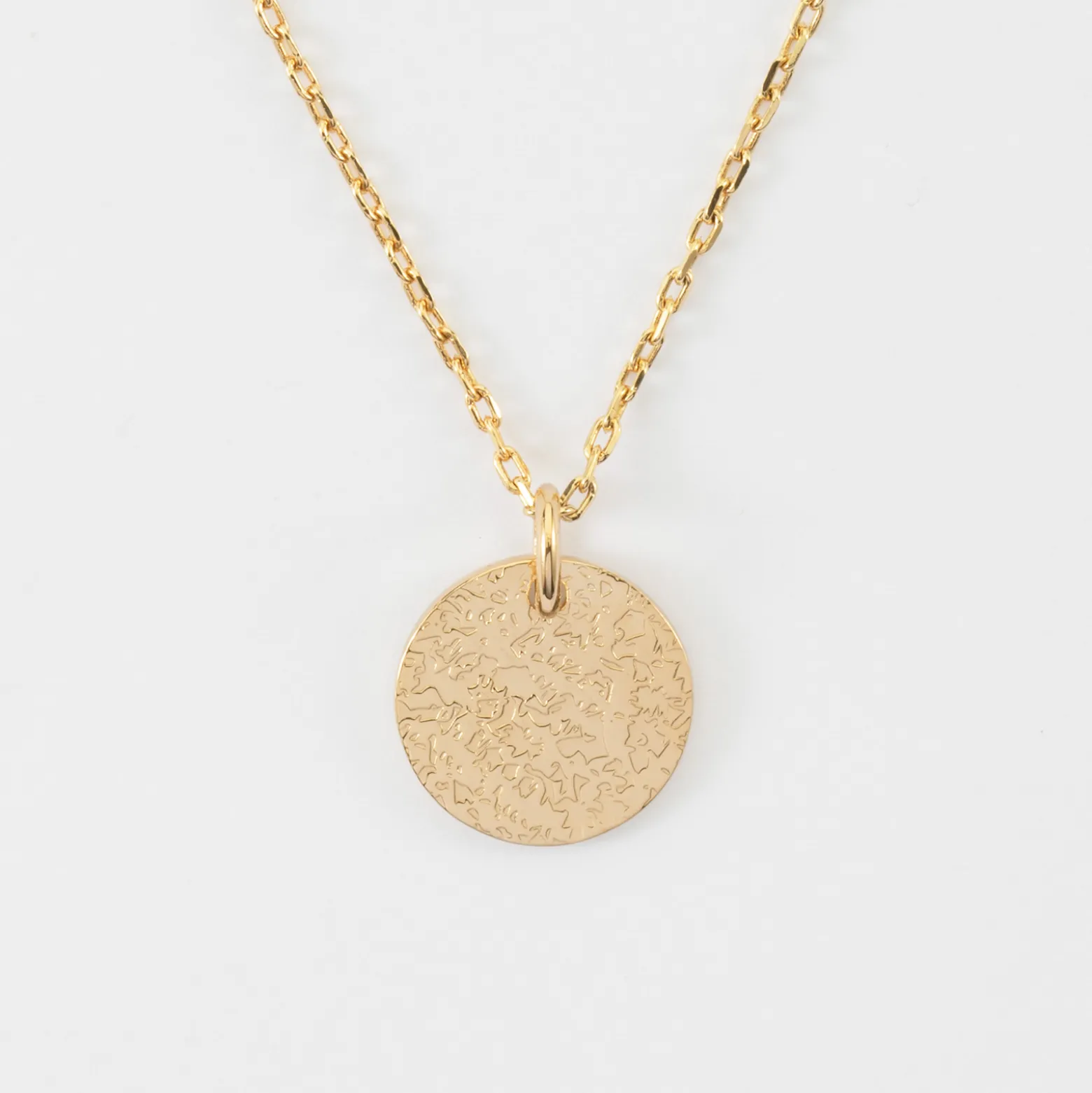 Pendentif enfant personnalisé médaille martelée gravée plaqué or 15 mm