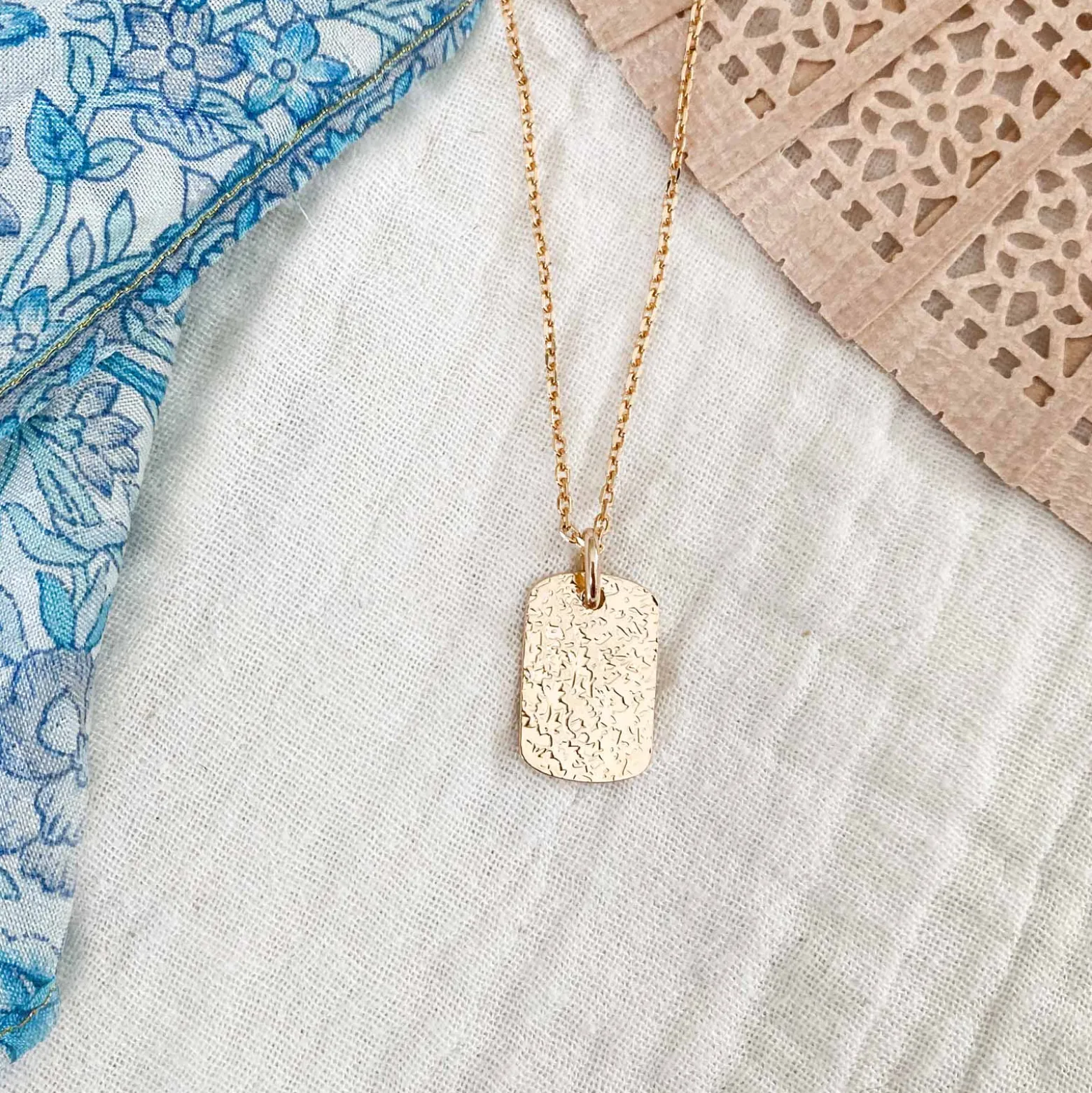 Pendentif enfant personnalisé médaille gravée martelée plaqué or rectangle 17x11 mm