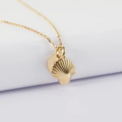 Pendentif enfant personnalisé médaille gravée plaqué or 10 mm et breloque coquillage coque 13 mm