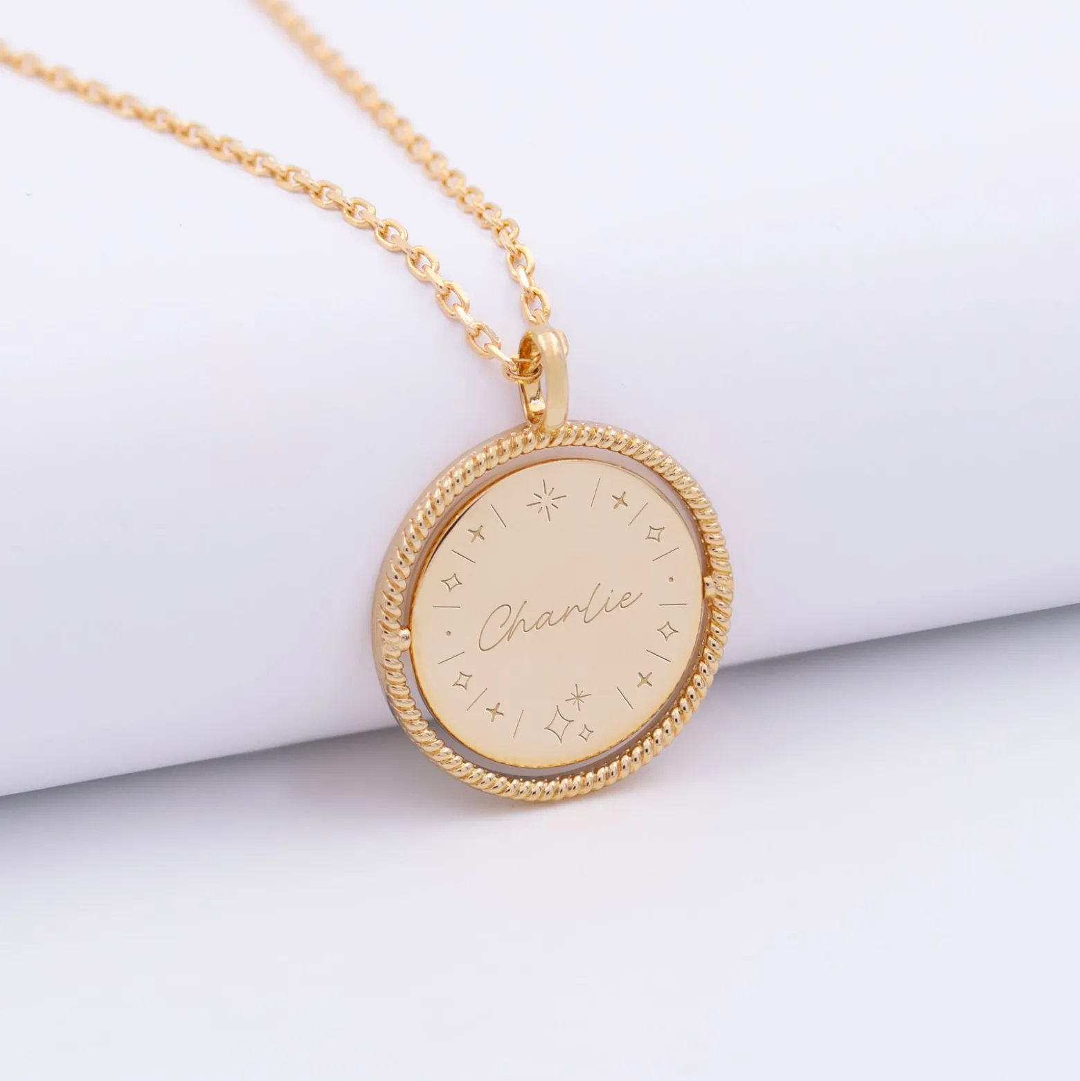 Pendentif enfant personnalisé médaille réversible contour tressé Eternelle gravée plaqué or 18 mm - HappyBulle x Capucine