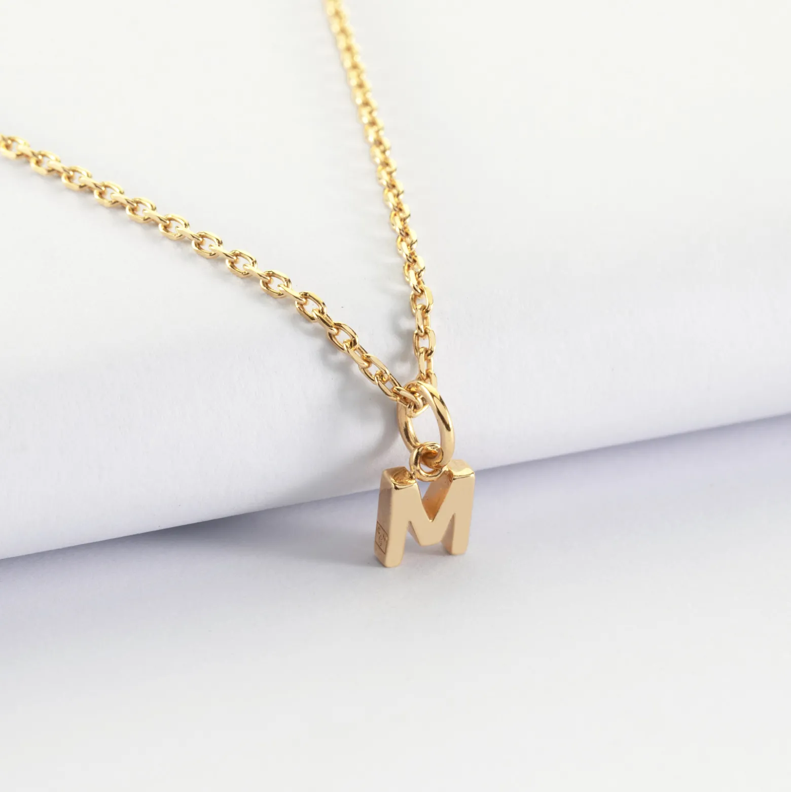 Pendentif enfant personnalisé médaille plaqué or lettre initiale 5 mm
