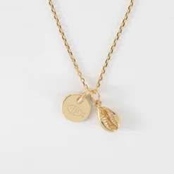 Pendentif enfant personnalisé médaille gravée plaqué or 10 mm et breloque coquillage cauri 10 mm