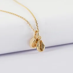 Pendentif enfant personnalisé médaille gravée plaqué or 10 mm et breloque coquillage cauri 10 mm