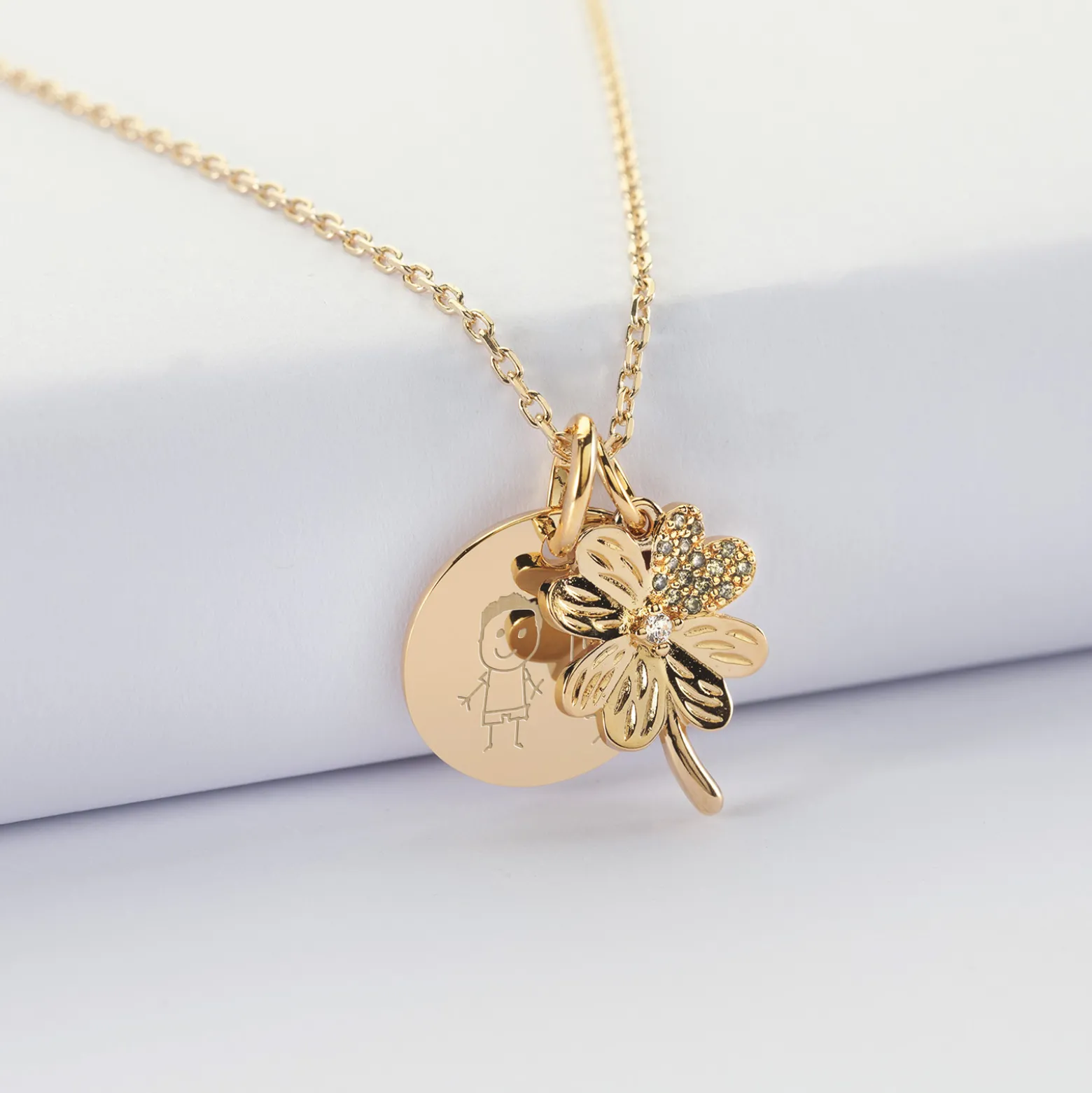 Pendentif enfant personnalisé médaille gravée plaqué or 15 mm et breloque trèfle scintillant 15 mm