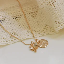 Pendentif enfant personnalisé médaille gravée plaqué or 15 mm et breloque trèfle scintillant 15 mm