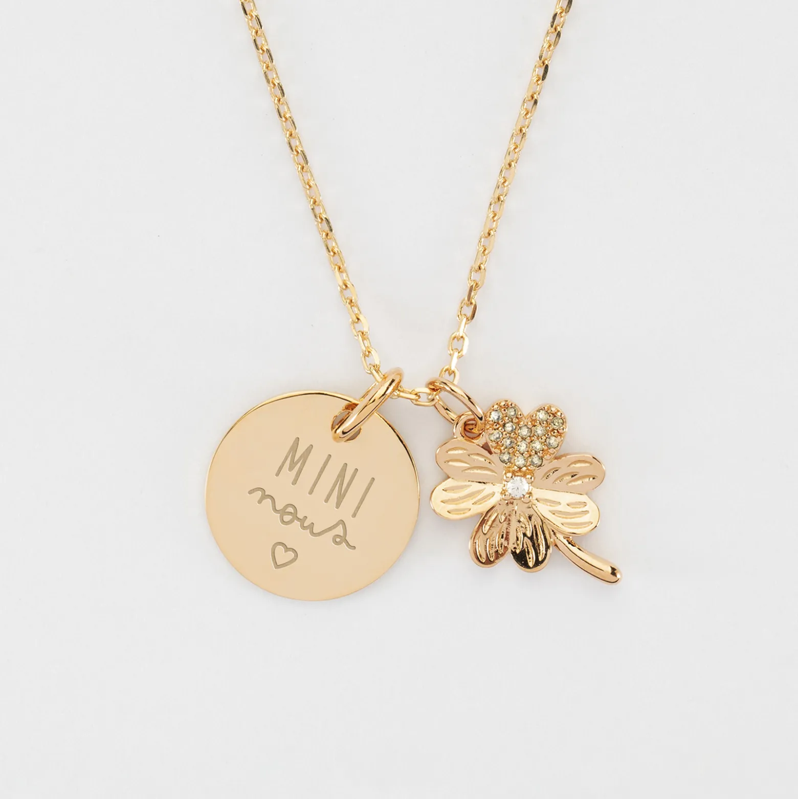 Pendentif enfant personnalisé médaille gravée plaqué or 15 mm et breloque trèfle scintillant 15 mm