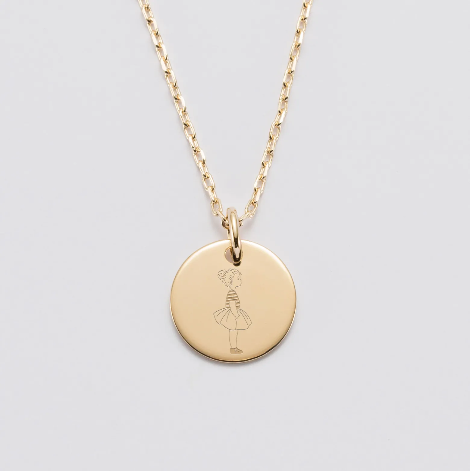 Pendentif enfant personnalisé illustration médaille gravée plaqué or 15 mm - HappyBulle x Marie Savart