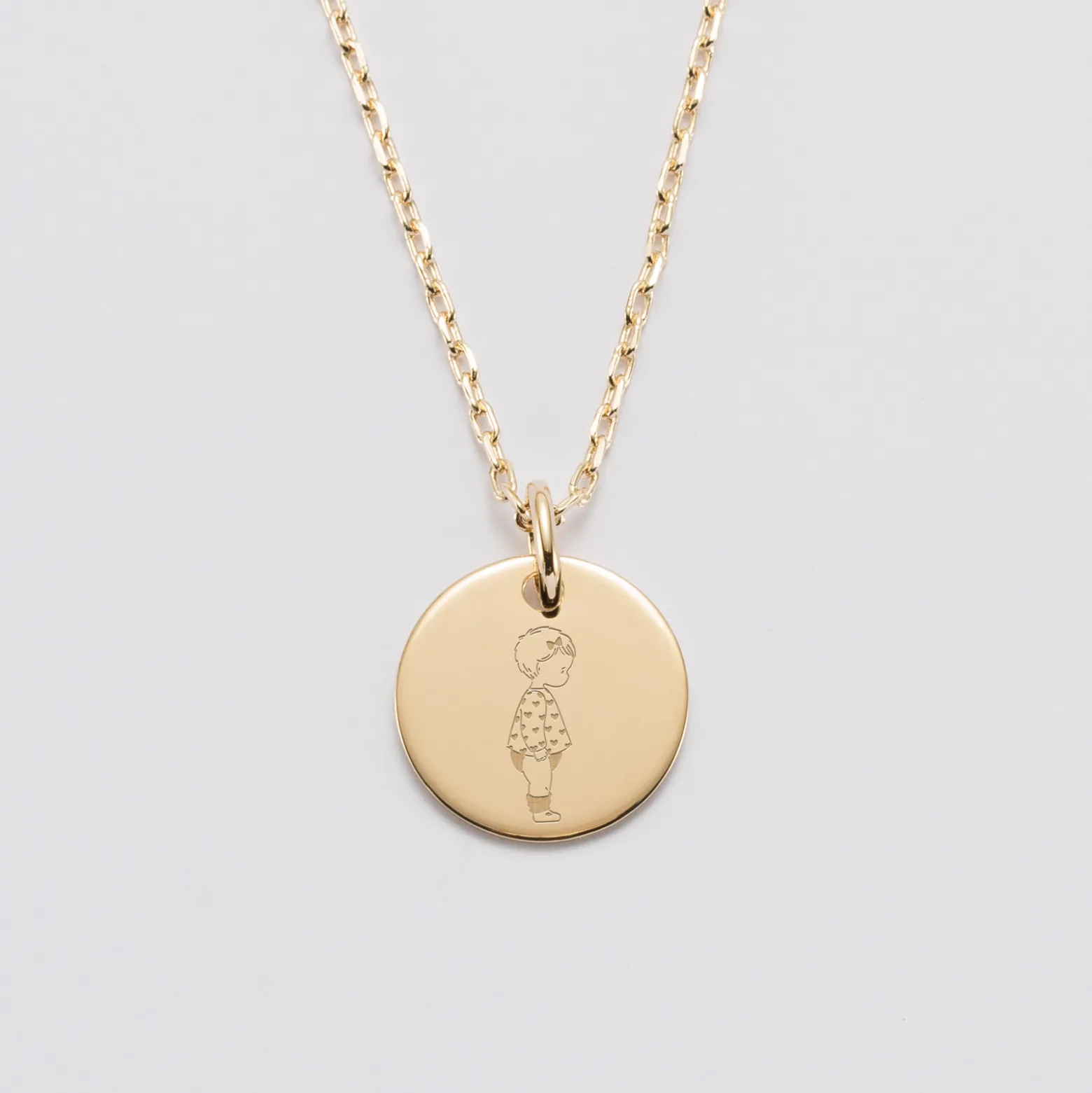 Pendentif enfant personnalisé illustration médaille gravée plaqué or 15 mm - HappyBulle x Marie Savart