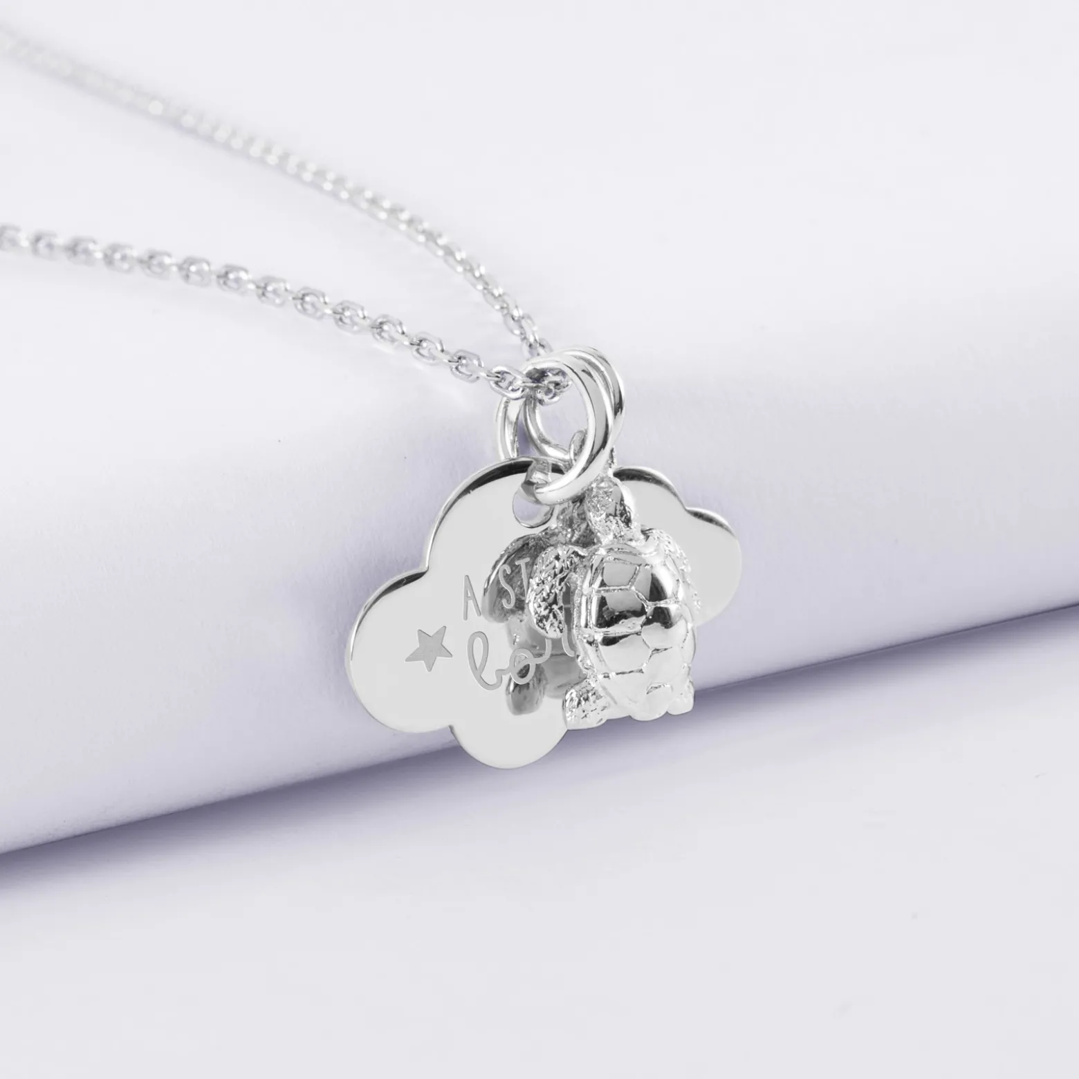 Pendentif enfant personnalisé médaille gravée argent nuage 20x14 mm et breloque tortue 10 mm