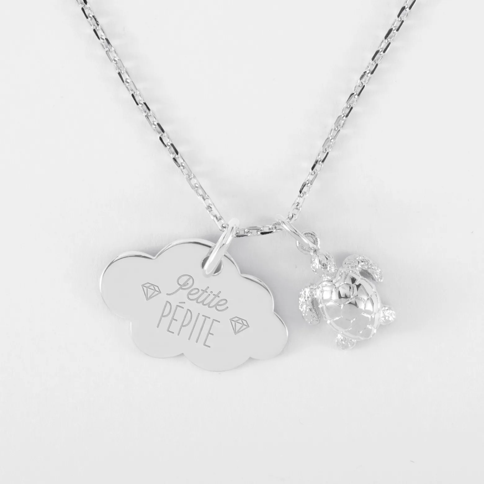 Pendentif enfant personnalisé médaille gravée argent nuage 20x14 mm et breloque tortue 10 mm