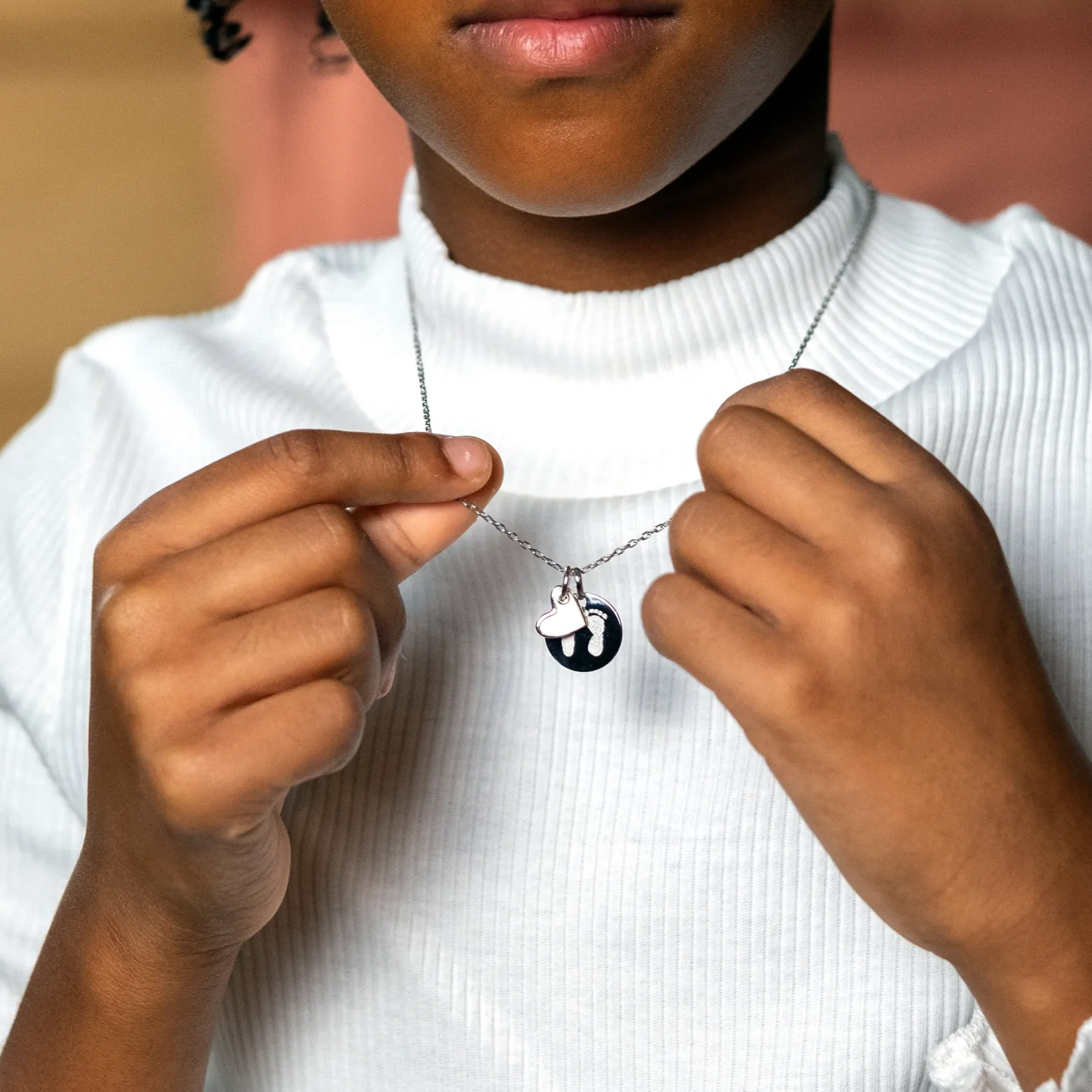 Pendentif enfant personnalisé médaille gravée argent 15 mm et breloque coeur email 10 mm