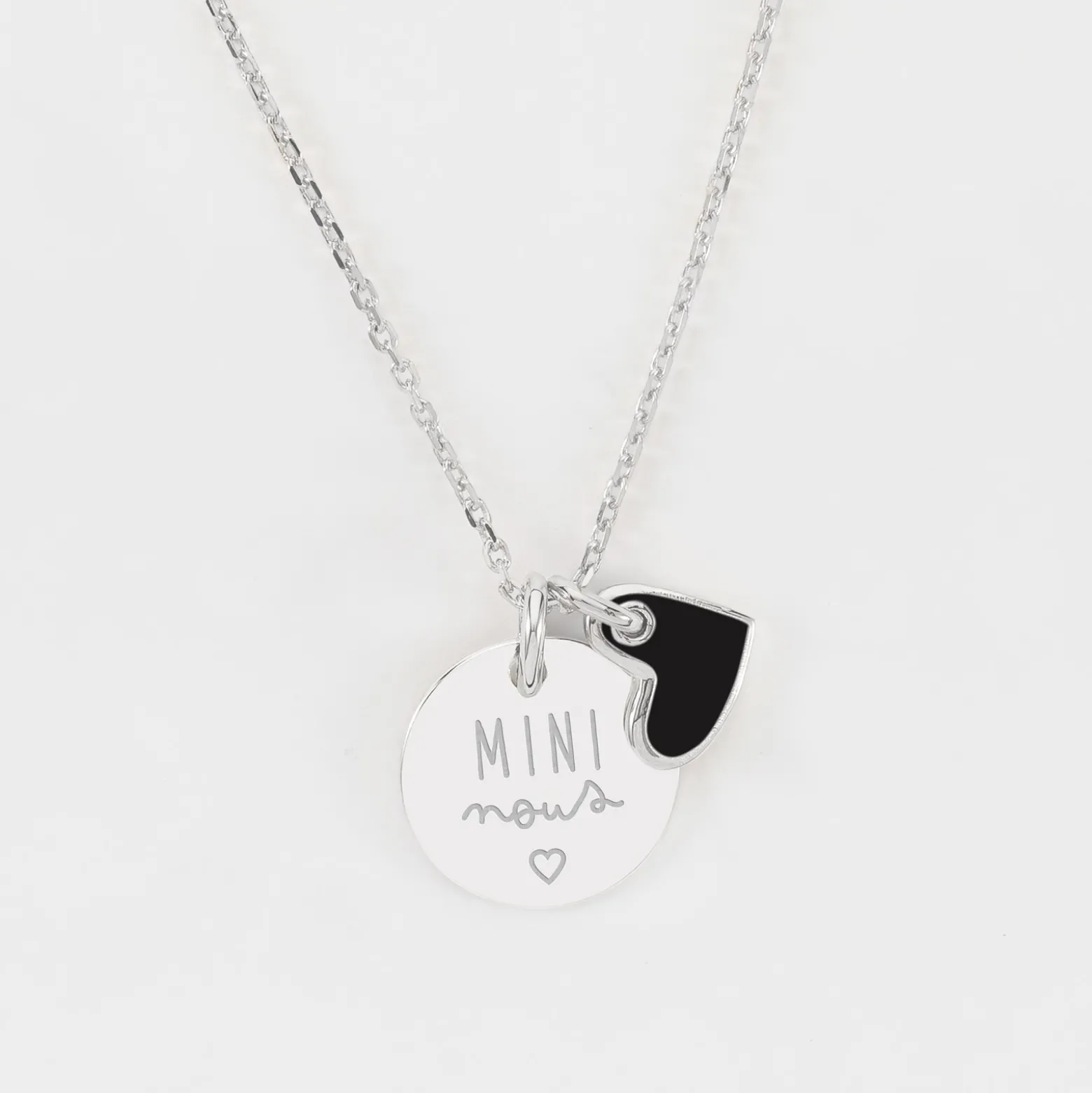 Pendentif enfant personnalisé médaille gravée argent 15 mm et breloque coeur email 10 mm