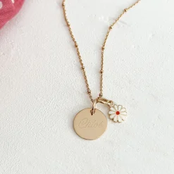 Pendentif enfant personnalisé médaille gravée plaqué or 15 mm et breloque email fleur marguerite 8 mm