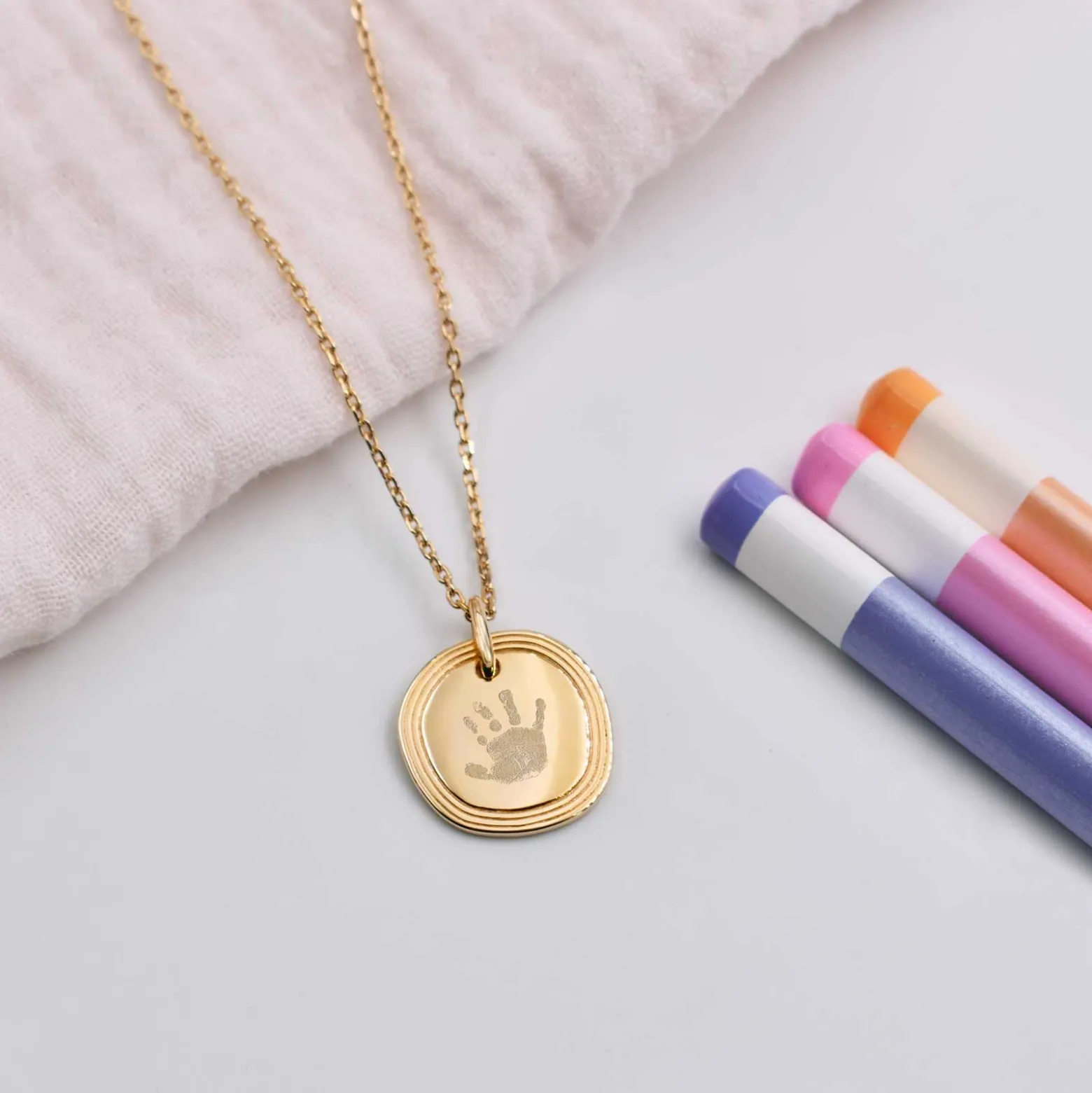 Pendentif enfant personnalisé médaille contour strié gravée plaqué or 17 mm