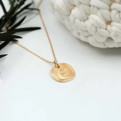 Pendentif enfant personnalisé médaille contour strié gravée plaqué or 17 mm