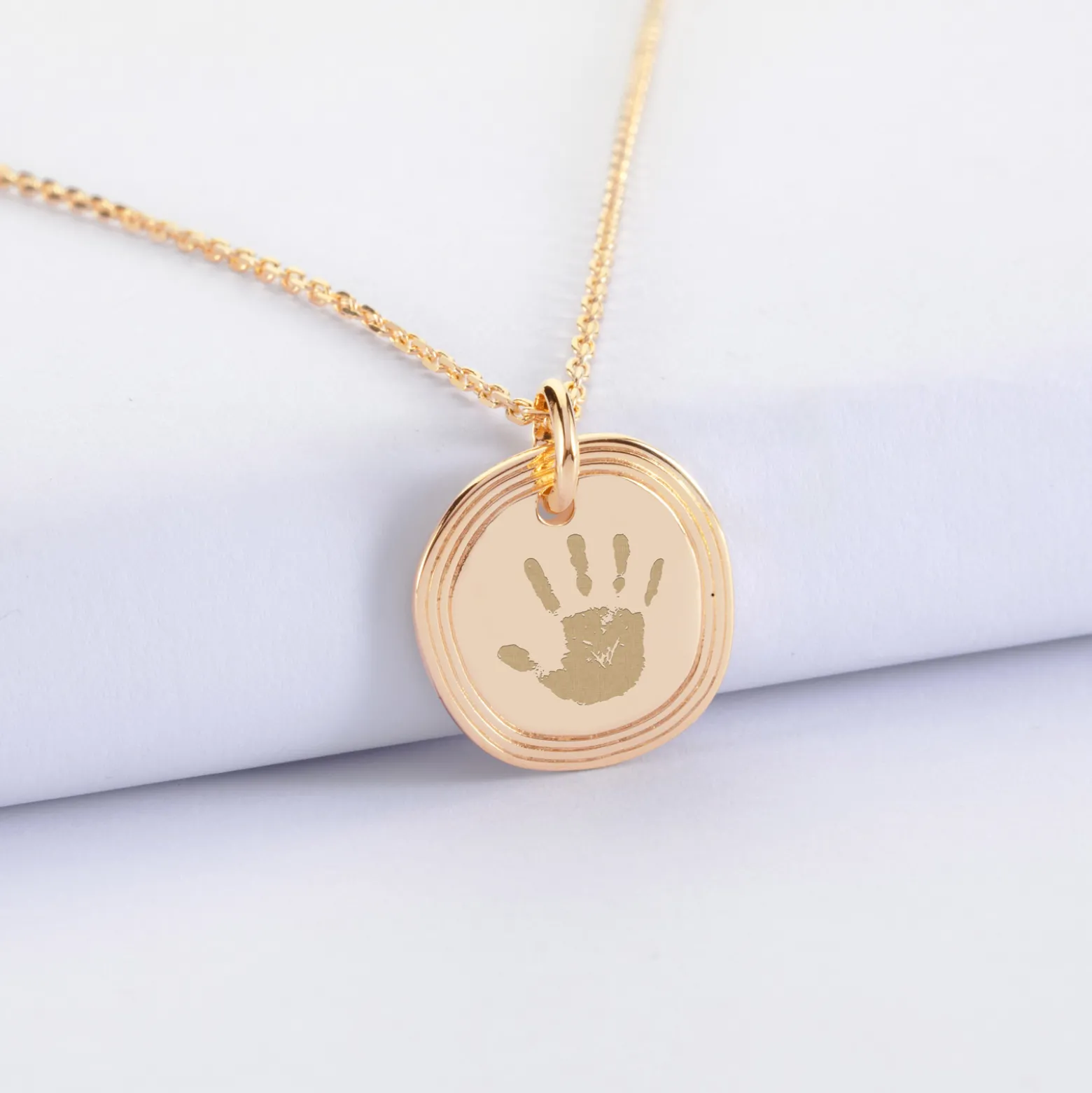 Pendentif enfant personnalisé médaille contour strié gravée plaqué or 17 mm