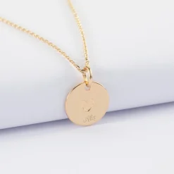 Pendentif enfant personnalisé coeur estampillé plaqué or 15 mm - HappyBulle x Atelier Wagram