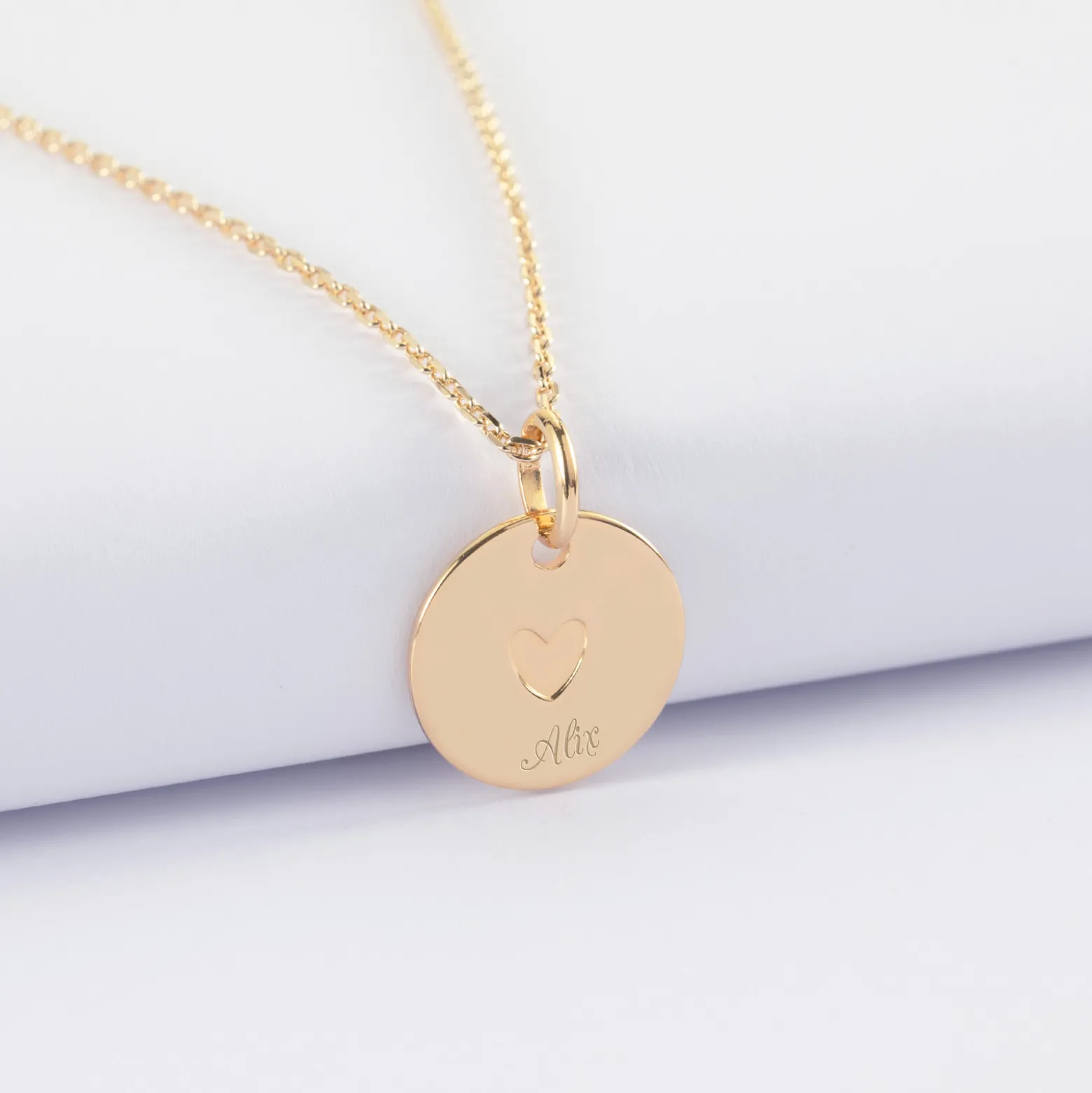Pendentif enfant personnalisé coeur estampillé plaqué or 15 mm - HappyBulle x Atelier Wagram