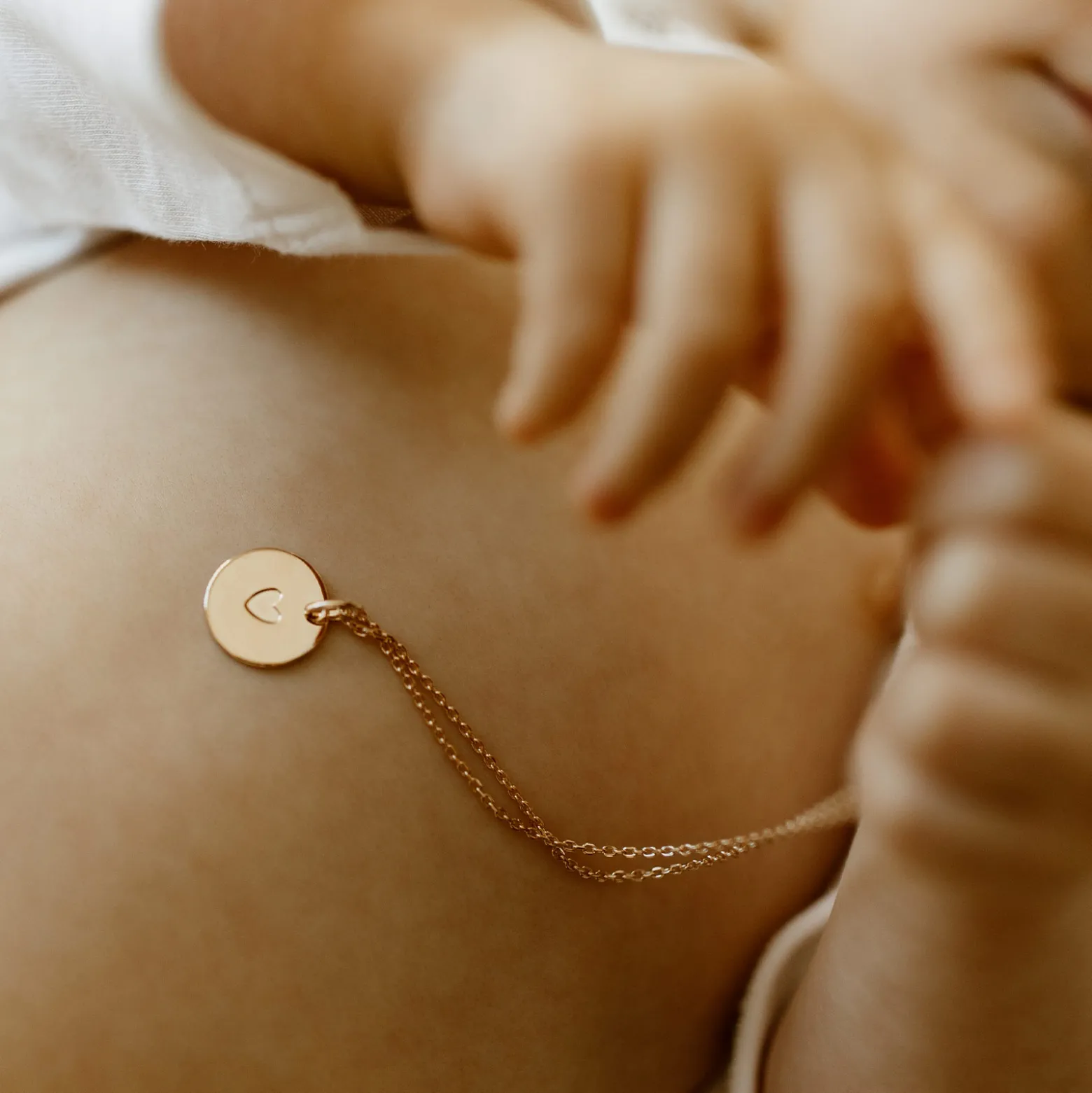 Pendentif enfant personnalisé coeur estampillé plaqué or 15 mm - HappyBulle x Atelier Wagram