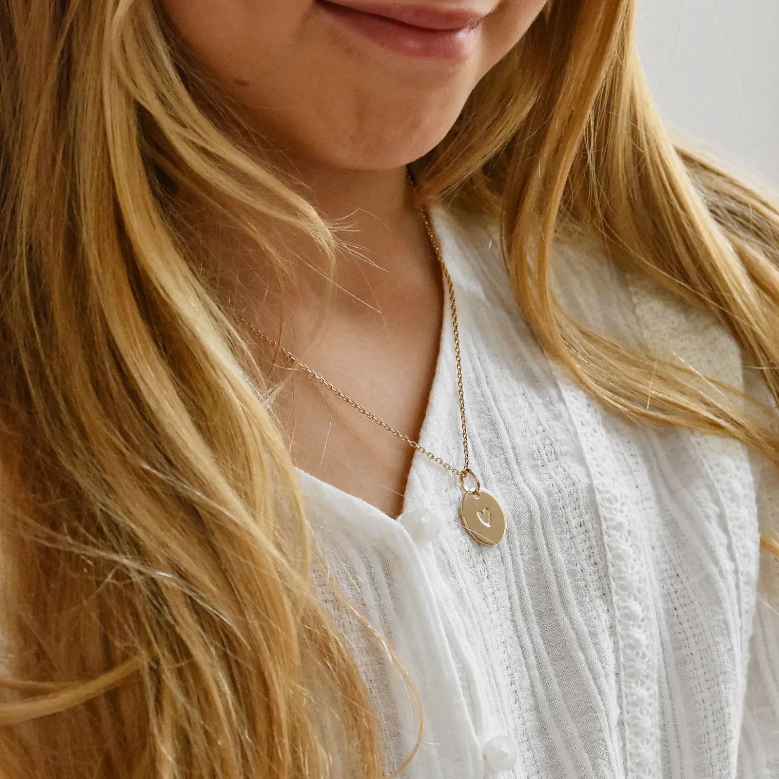 Pendentif enfant personnalisé coeur estampillé plaqué or 15 mm - HappyBulle x Atelier Wagram