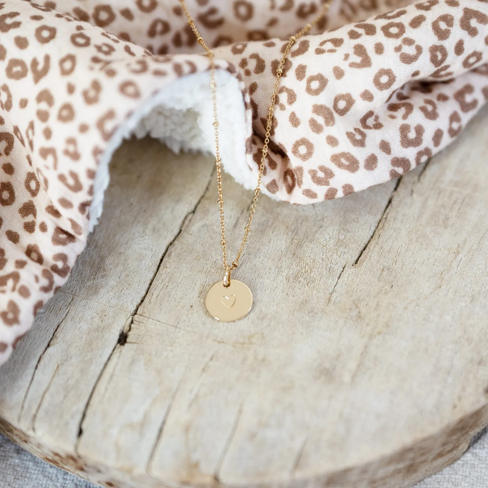 Pendentif enfant personnalisé coeur estampillé plaqué or 15 mm - HappyBulle x Atelier Wagram