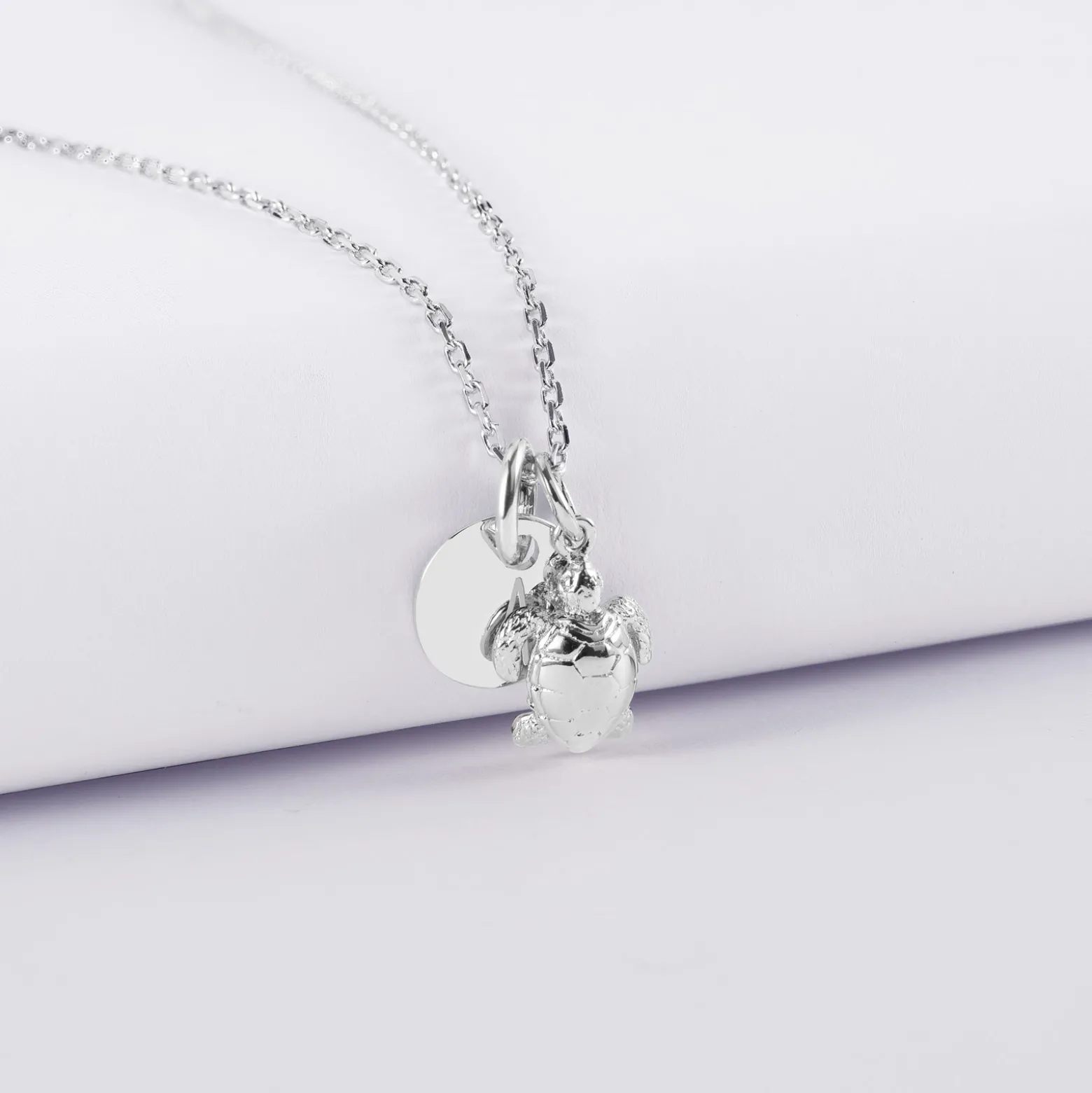 Pendentif enfant personnalisé médaille gravée argent 10 mm et breloque tortue 10 mm
