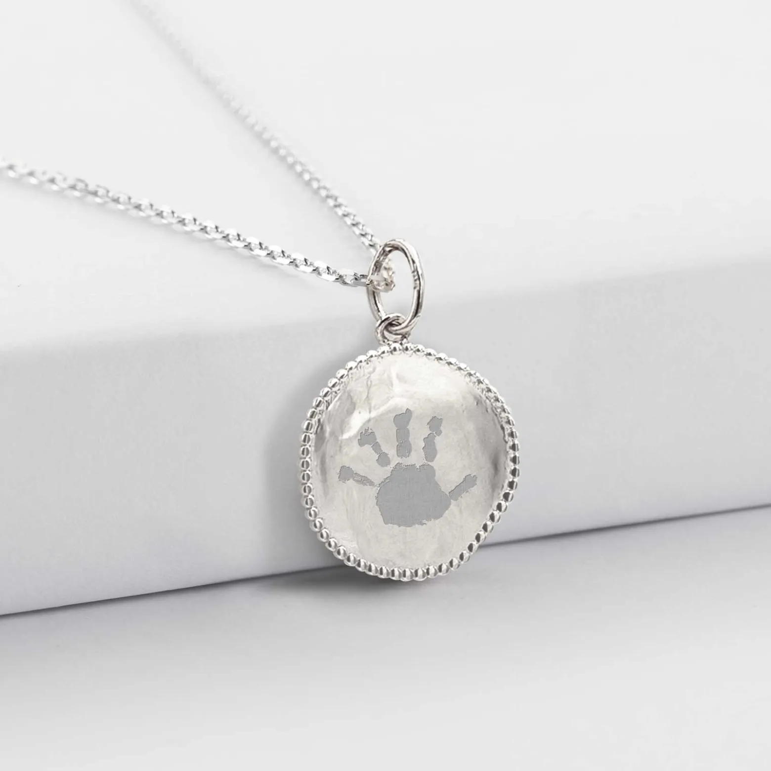 Pendentif enfant personnalisé médaille gravée argent lettre initiale texturée 14 mm
