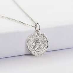 Pendentif enfant personnalisé médaille gravée argent lettre initiale texturée 14 mm