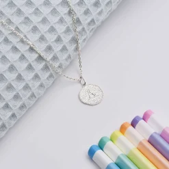 Pendentif enfant personnalisé médaille gravée argent lettre initiale texturée 14 mm