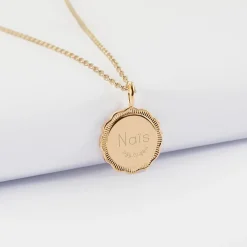 Pendentif enfant personnalisé médaille contour fleur gravée plaqué or 15 mm