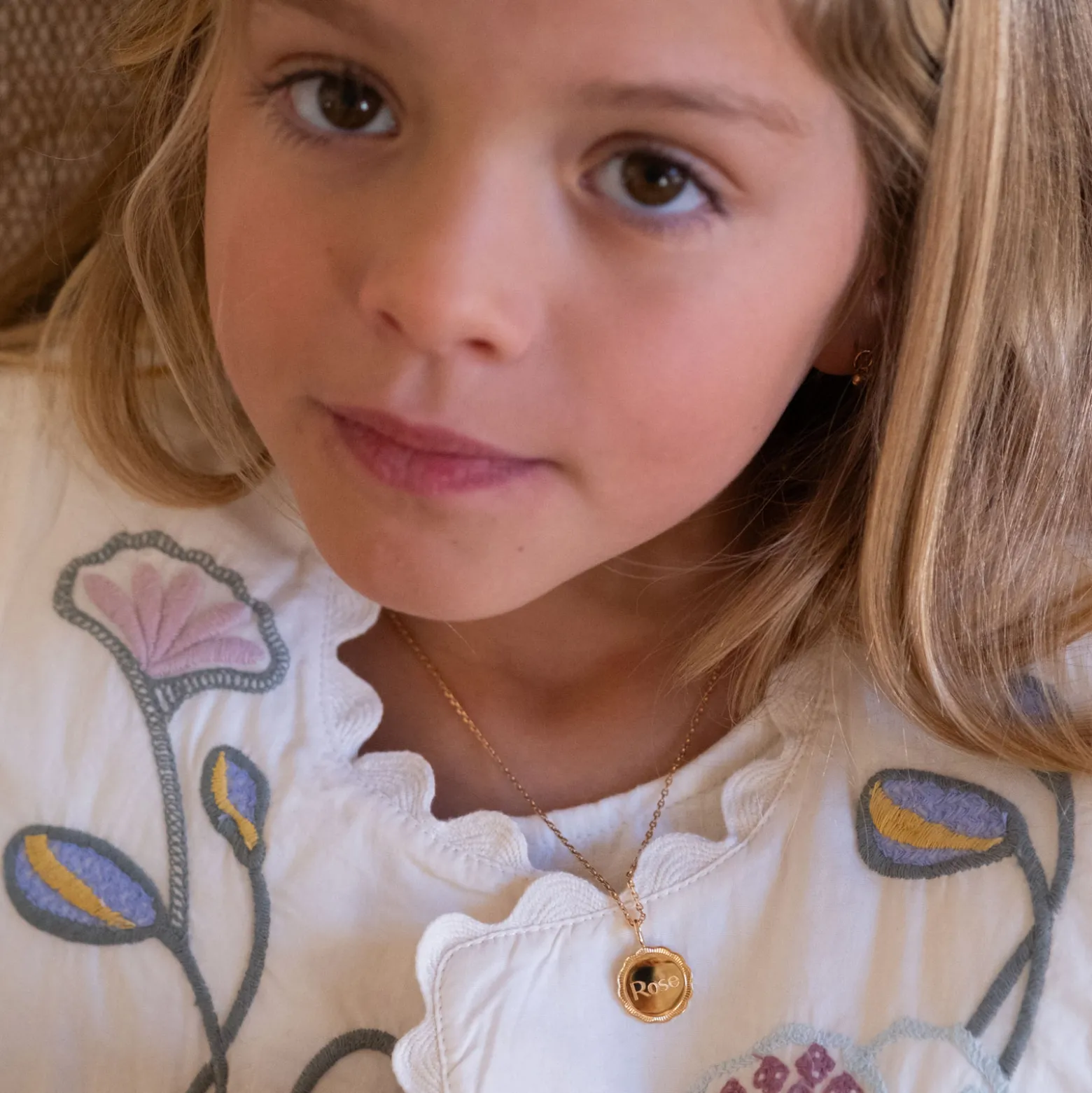 Pendentif enfant personnalisé médaille contour fleur gravée plaqué or 15 mm