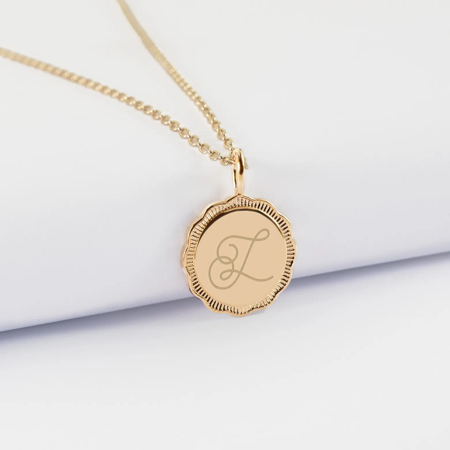 Pendentif enfant personnalisé médaille contour fleur gravée plaqué or 15 mm