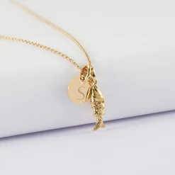 Pendentif enfant personnalisé médaille gravée plaqué or 10 mm et breloque poisson articulé 15 mm