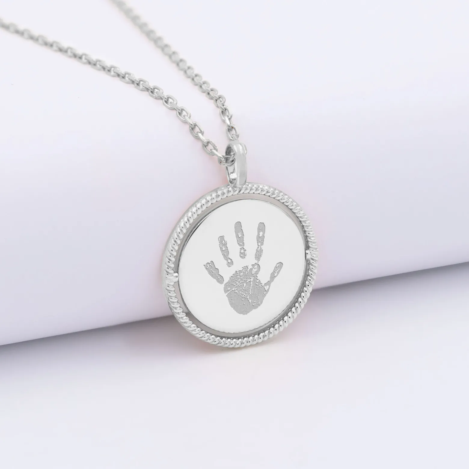 Pendentif enfant personnalisé médaille réversible contour tressé Eternelle gravée argent 18 mm - HappyBulle x Capucine