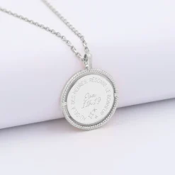 Pendentif enfant personnalisé médaille réversible contour tressé Eternelle gravée argent 18 mm - HappyBulle x Capucine